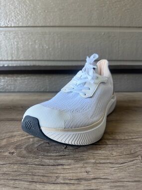 Johnston & Murphy White Knit Athletic Sneakers with Subtle Gray Soles size 10.5